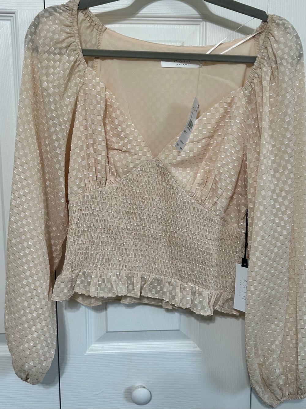 ASTR The Label Cream Textured Smocked V-Neck Crop Blouse NWT Sz M Beautiful